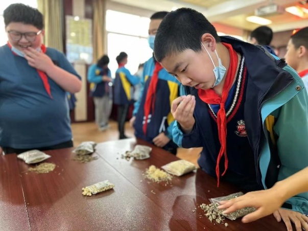 小孩們在桌子邊低可信度描述已自動生成