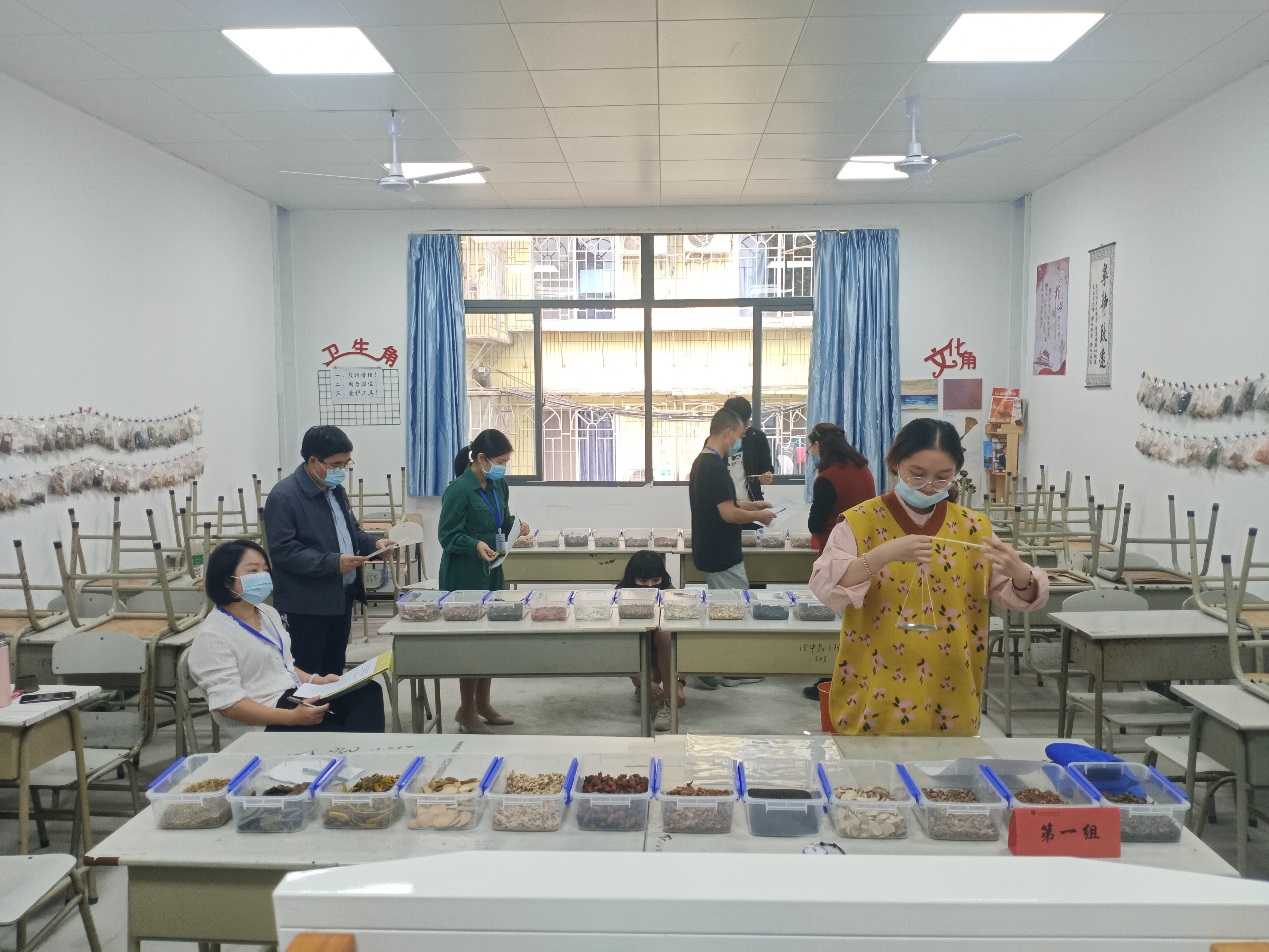 一群人在廚房里工作描述已自動(dòng)生成